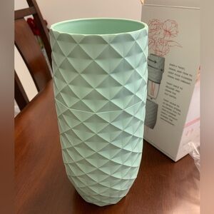 Amaranth Vase company Smart vase Floral bouquet Arrangements mint green